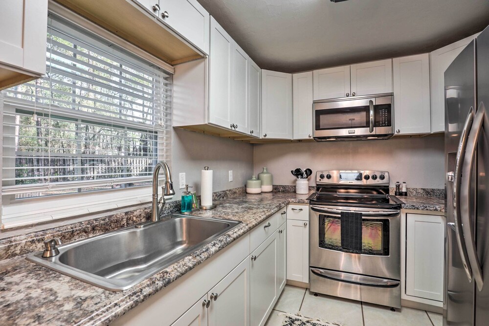 Gainesville Home: 5 Mi to UF Stadium & Downtown!