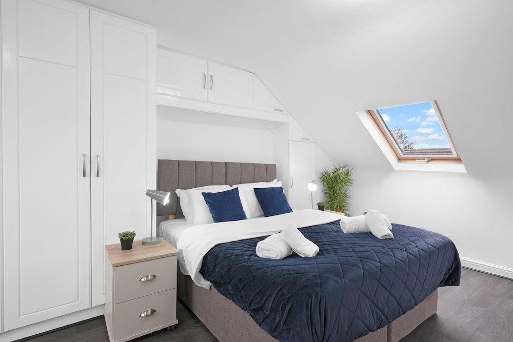 Spacious 5BR 3BA Serviced Hse in Croydon