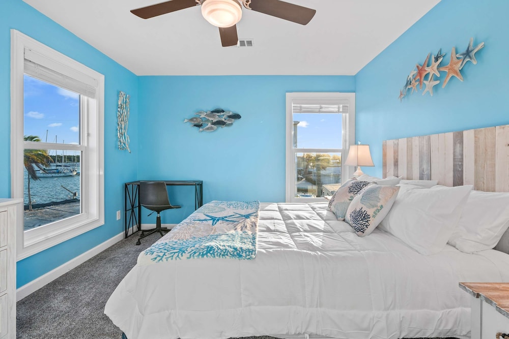 Mermaid Manor Waterfront Haven w Hot Tub Dock