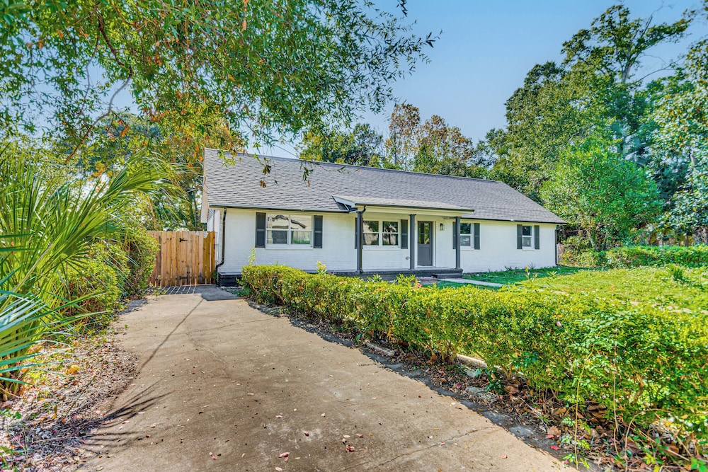 < 1 Mi to Downtown Pensacola: Quiet Home w/ Yard