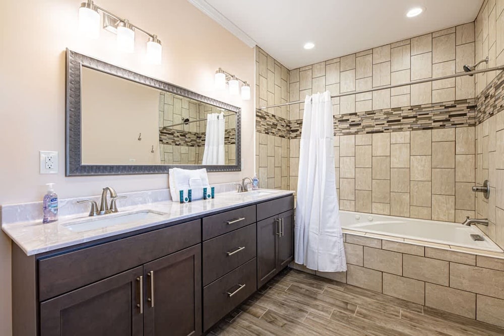Sleeps12 Pet Friendly 2 Hottubs Views Full Kitchen