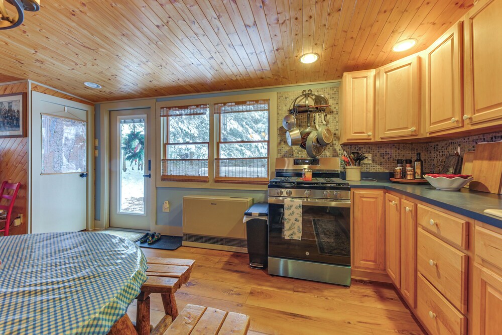 Cozy Ski Retreat! 3 Mi to Okemo Mtn Slopes