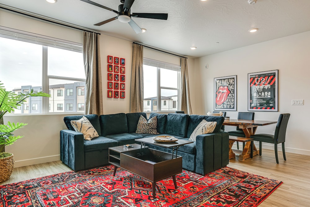 25 Mi to Zion: Rock 'n' Roll Condo w/ Mtn View!