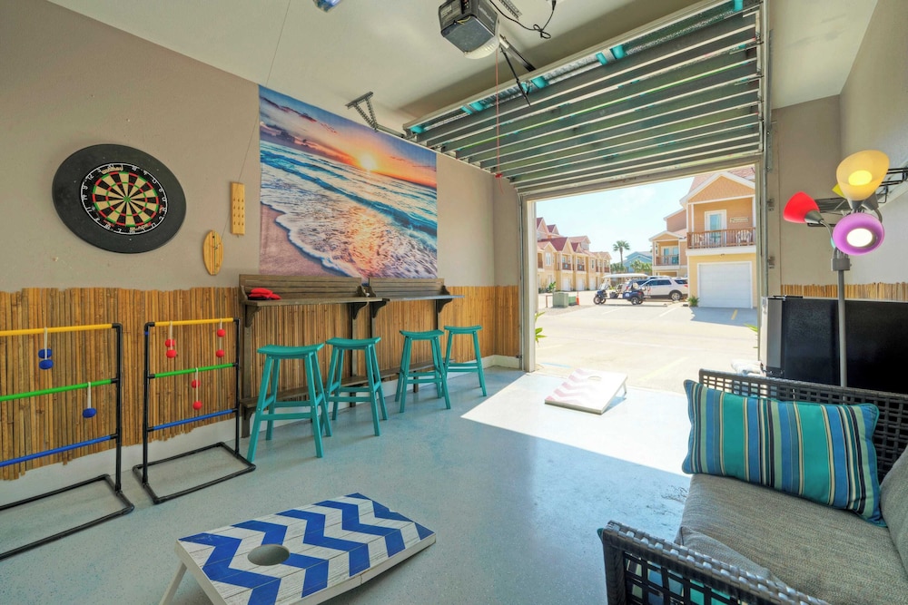 Sleeps 23, 2 Beachside Homes Resort Pool, Walk to the Beach, Balcony + Yard