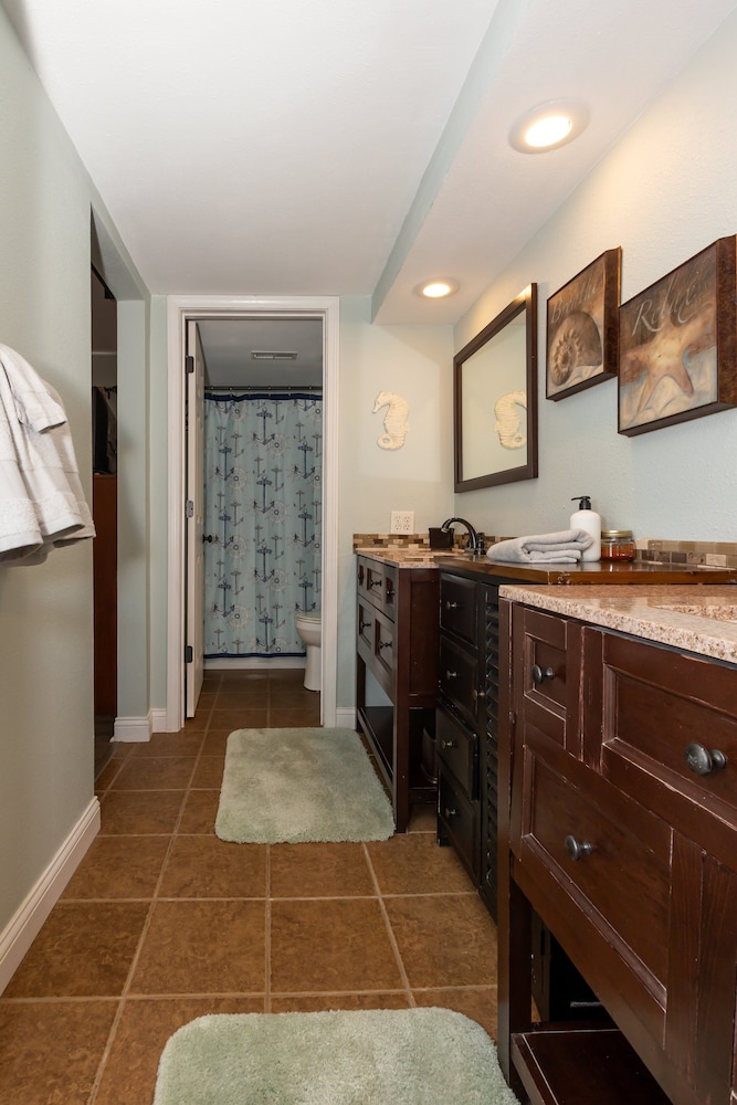 Pet-friendly Condo at Mm-19 w/ Boat Slip & Lake Views