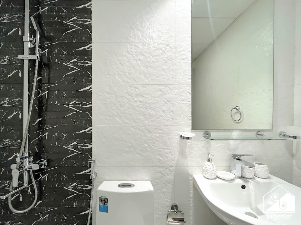 Bright 2bed Family Home: Pool, Gym & Kids Play