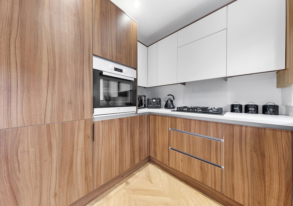 Spacious 4BR Home in Brentford, Free Parking