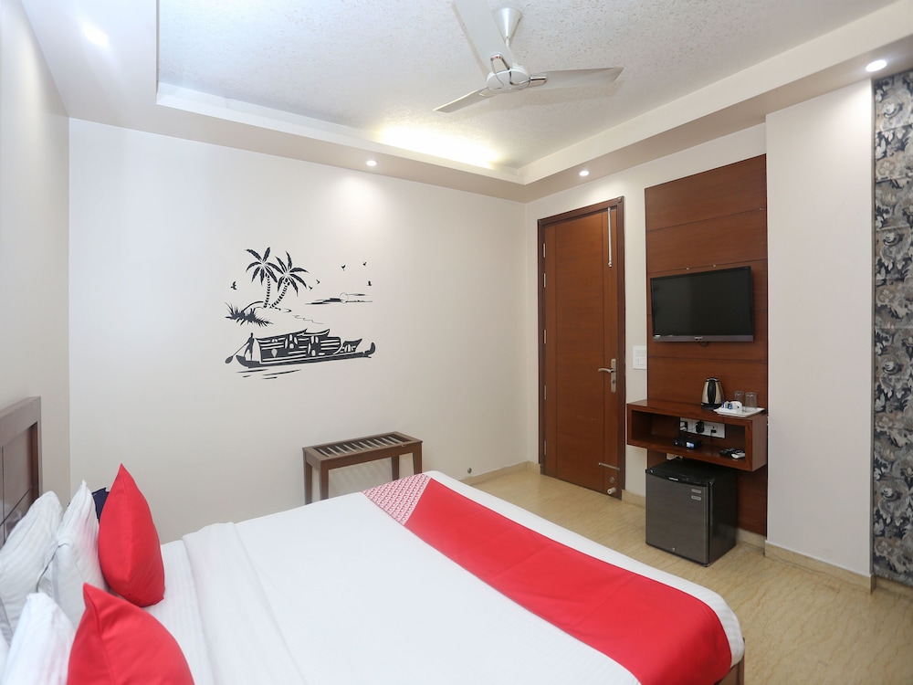 OYO TOWNHOUSE 460 H C Grand