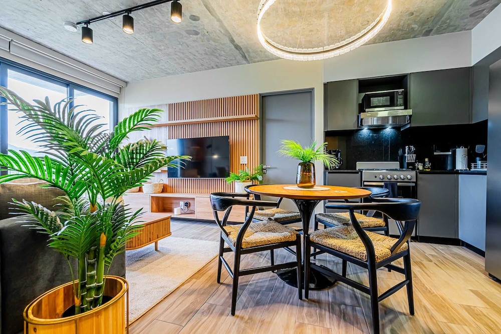 w Trendy 2BR w Balcony in the Heart of Centriqo