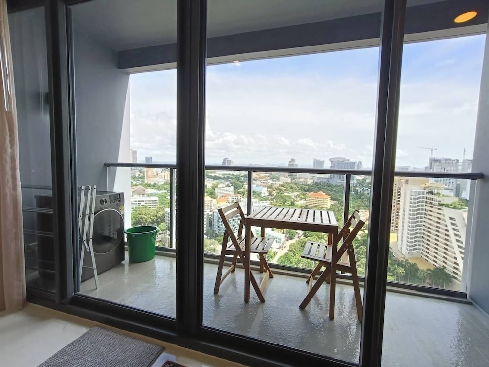 Luxury Large One Bedroom Seaview Serviced Apartment at Wongamat, Pattaya