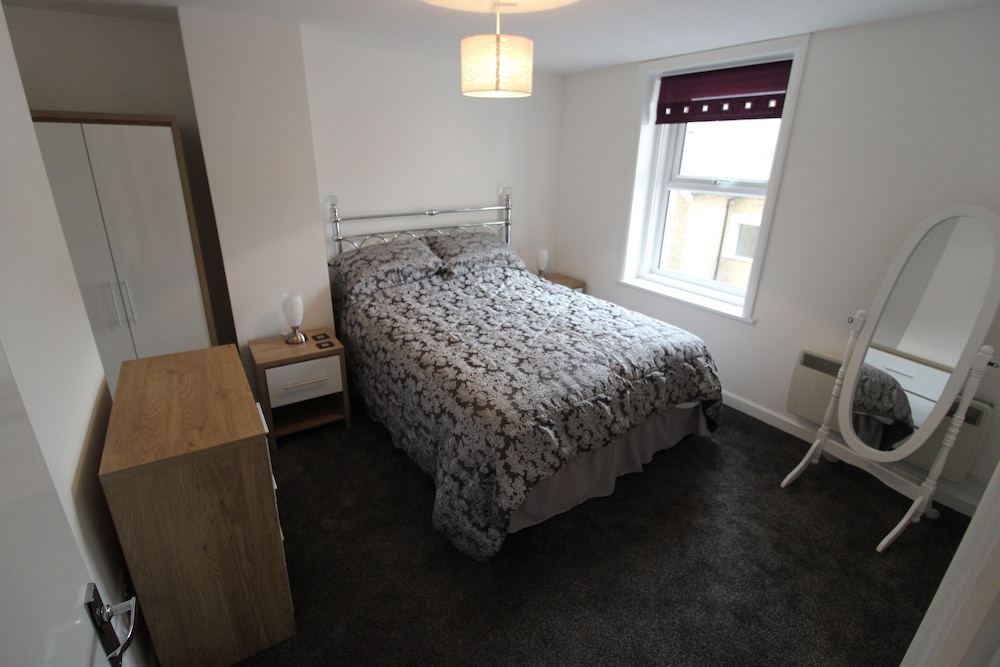Modern two Bedroom Apartment Ideally Located view 3