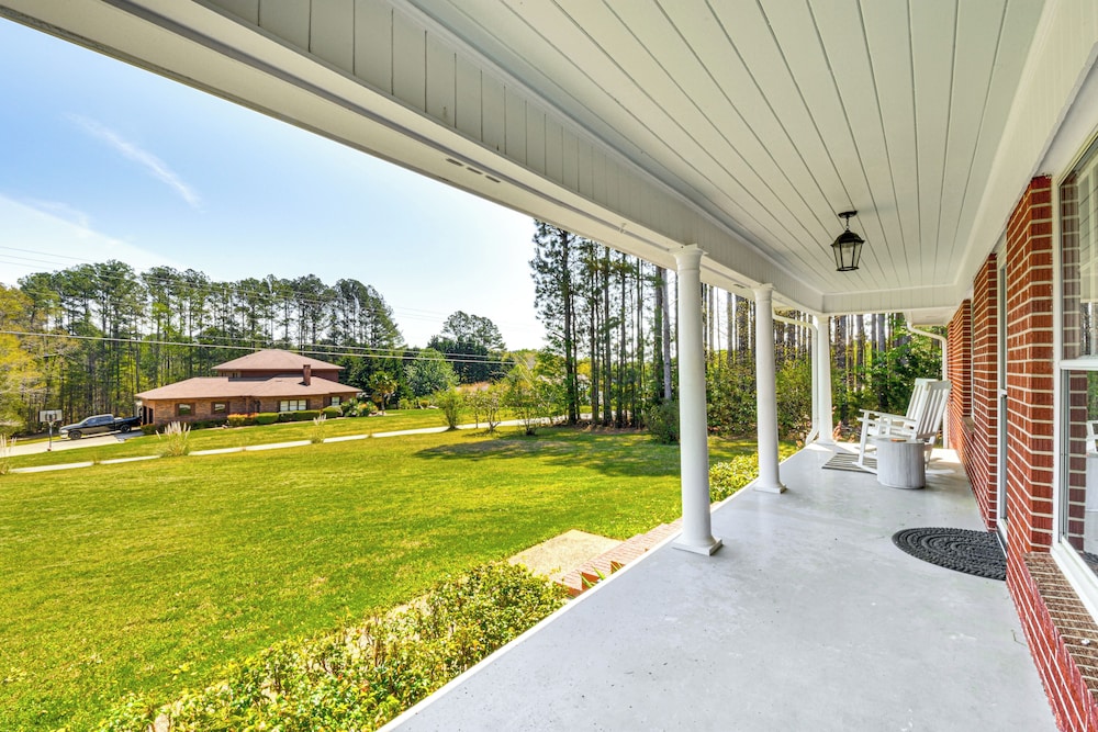 5 Mi to Lake Keowee: Stylish Salem Home w/ Yard!