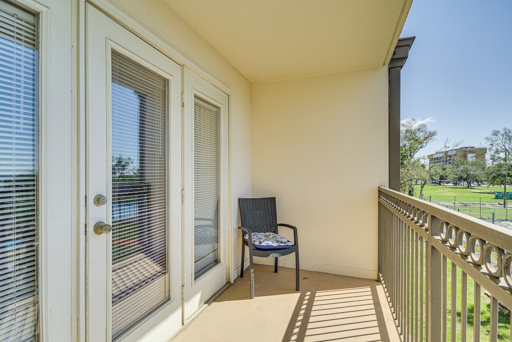 Biloxi Condo w/ Pool Access - Steps to Beach!