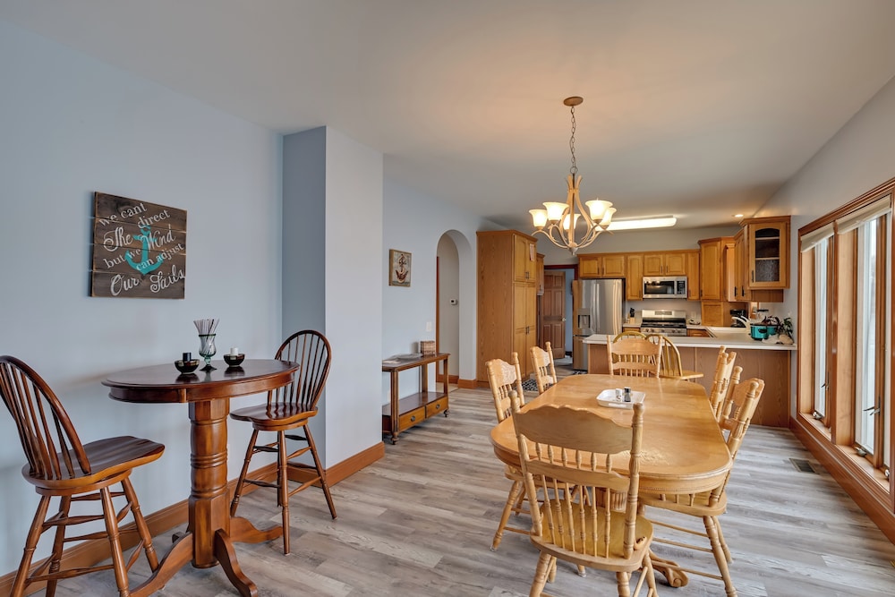 Hot Tub & Dock: Waterfront Lake Hamilton Home