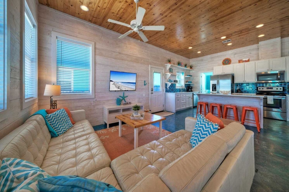 Sleeps 24, 2 Homes 2blocks to the Beach, Pool, Game Room, Patio w/ Outdoor Bar