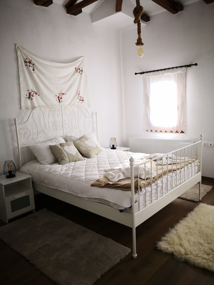 Effrosini Stonehouse Portaria