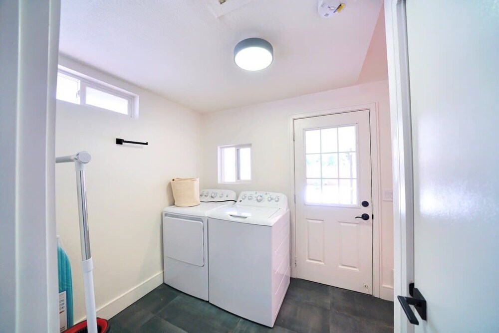 @ Marbella Lane - Vibrant 4BR RWC Ldry + P