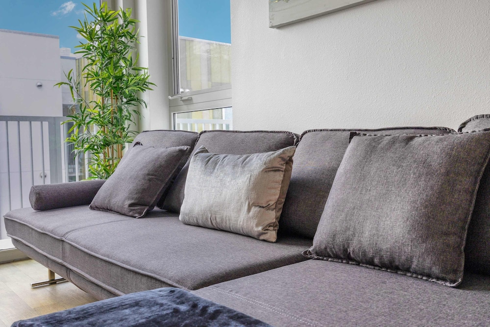 Stylish 2BR Family Apartment by Dtla