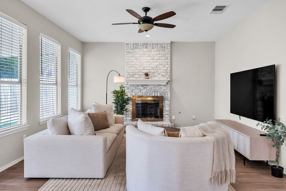 Modern 4br Gem Chic Comfort In Austin 4 Bedroom Home