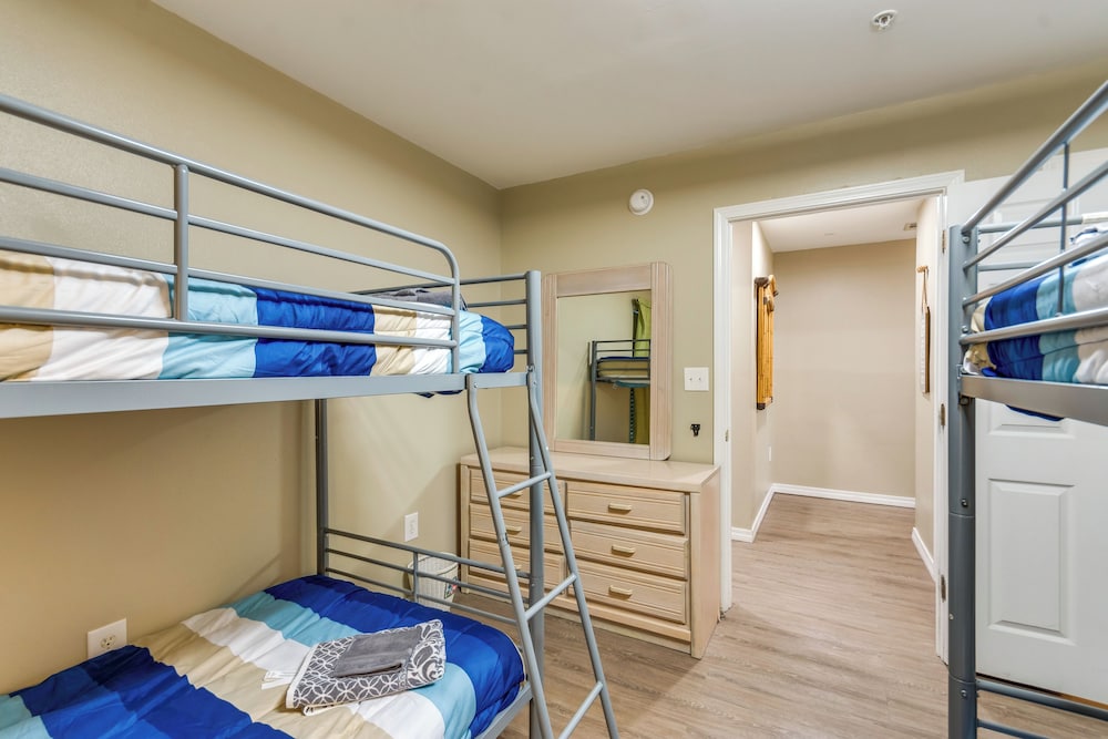 Walk to Beach: Condo in Pensacola w/ Pool Access