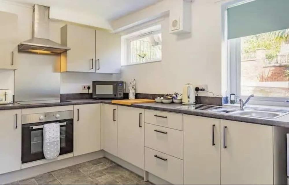 Lovely Apartment Sleeps 6 Singles in Torquay view 5
