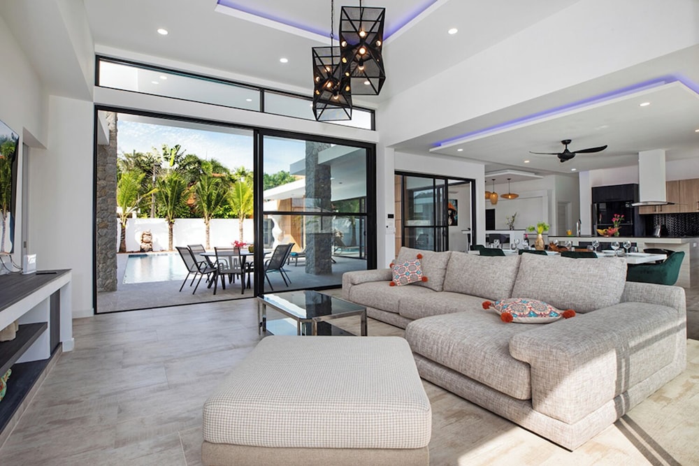 Modern 5 Bedrooms Pool Villa Curtis