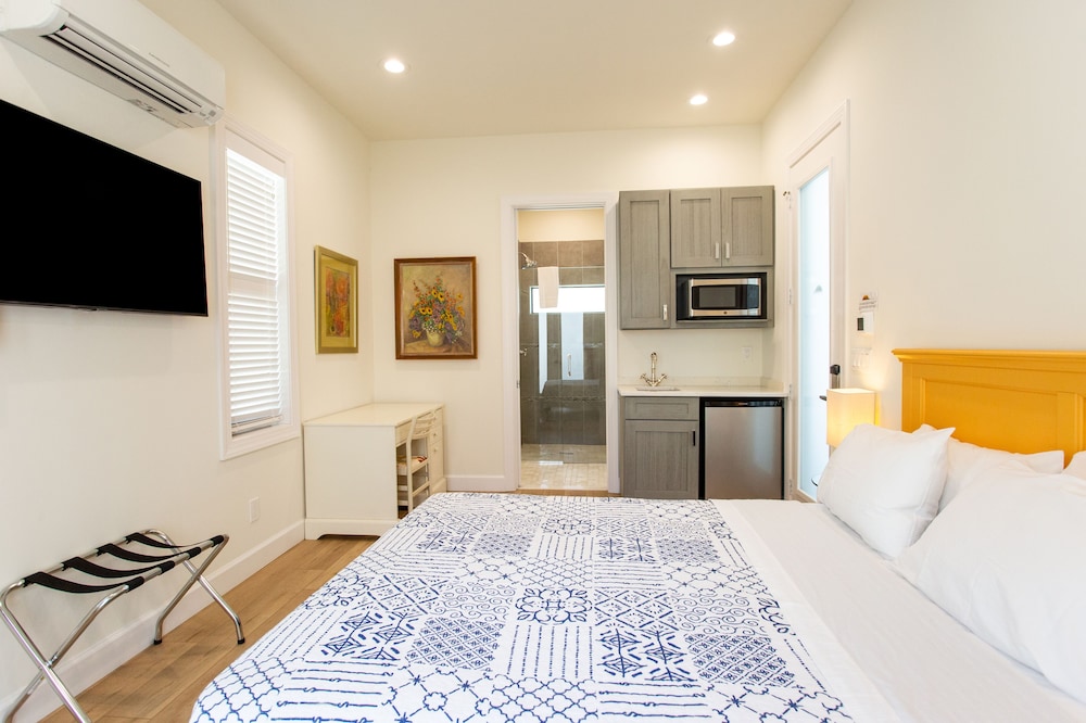 Sorrento Luxury Vacation Home: Expansive 5-Bedroom, 4.5-Bath Retreat with Private Pool, Hot Tub, and Pet-Friendly Accommodations – Just a Short Walk from S