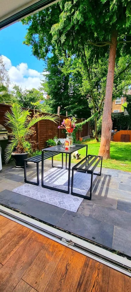 Stylish 3 Bedroom Townhouse in Brockley With Large Garden