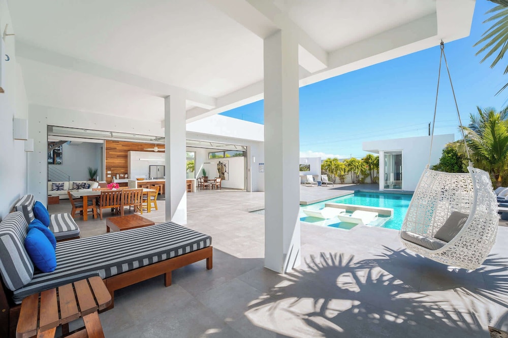 Beachside Villa, Amazing Views, Hotel Amenities v5