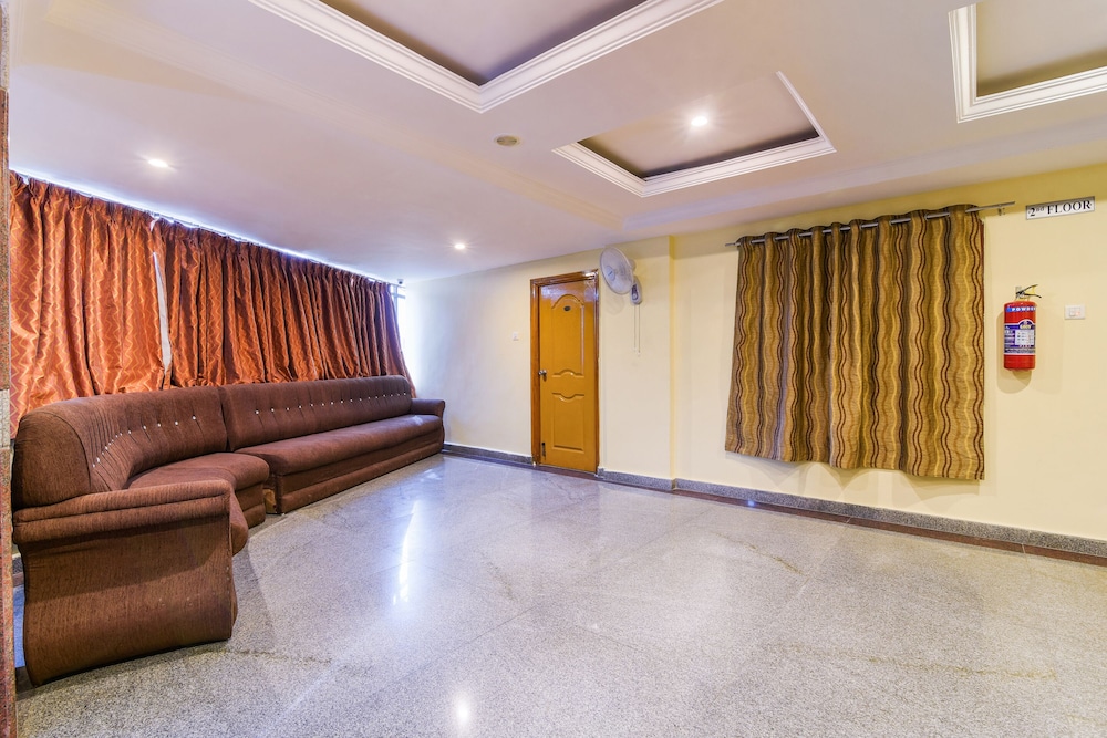 OYO Flagship 41595 Gayatri Grand view 4