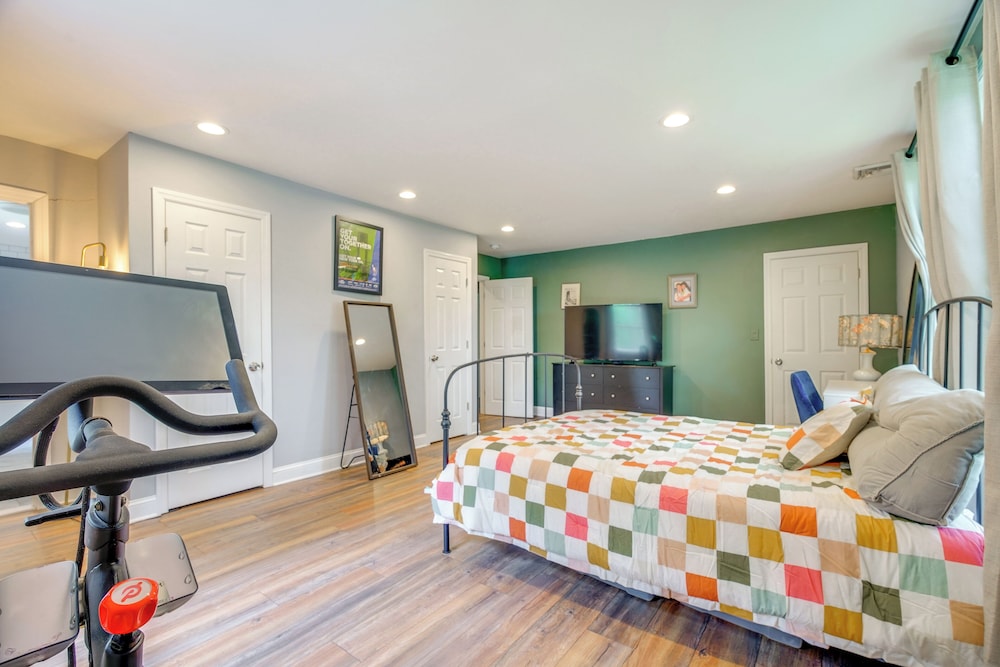 Walk to Putnam Lake: Updated Home w/ Deck