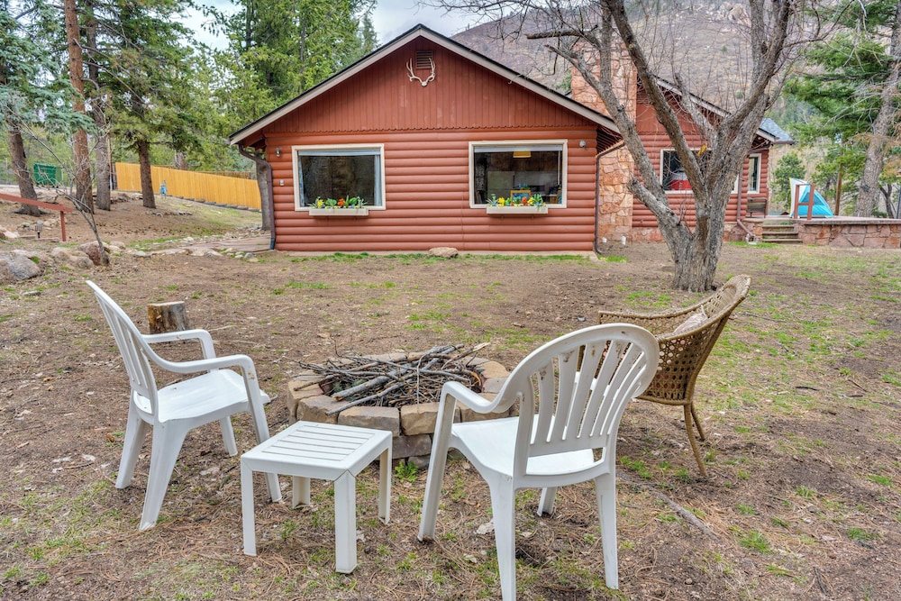 Mountain Retreat at Base of Pikes Peak!