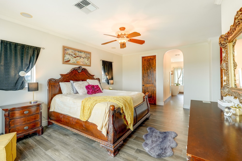 Spacious Arizona Escape - Pool, Hot Tub & Fire Pit