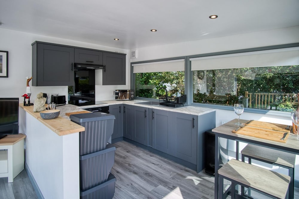 Cedars Lodge - Hot Tub - Penally - Tenby