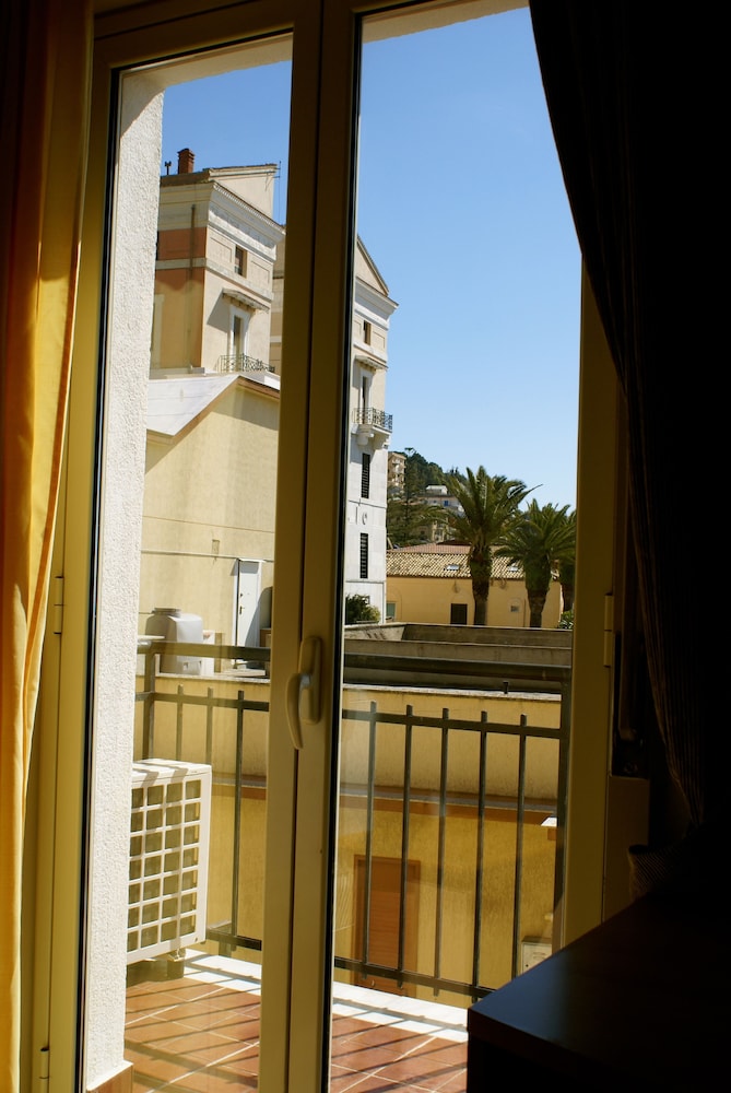 Hotel Amici - Image 1