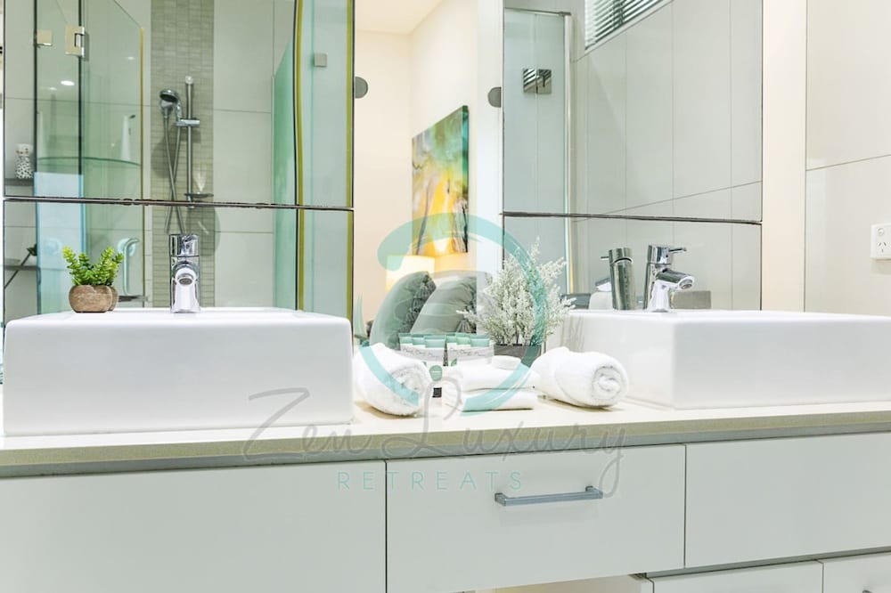 Coastal Magnificence Pool Workspace Parking - Image 2