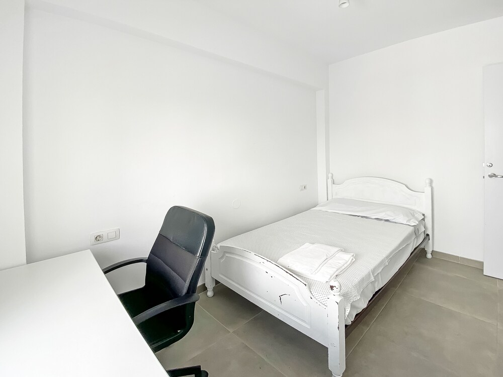 Elegant 4 beds train station upto 6 Pax