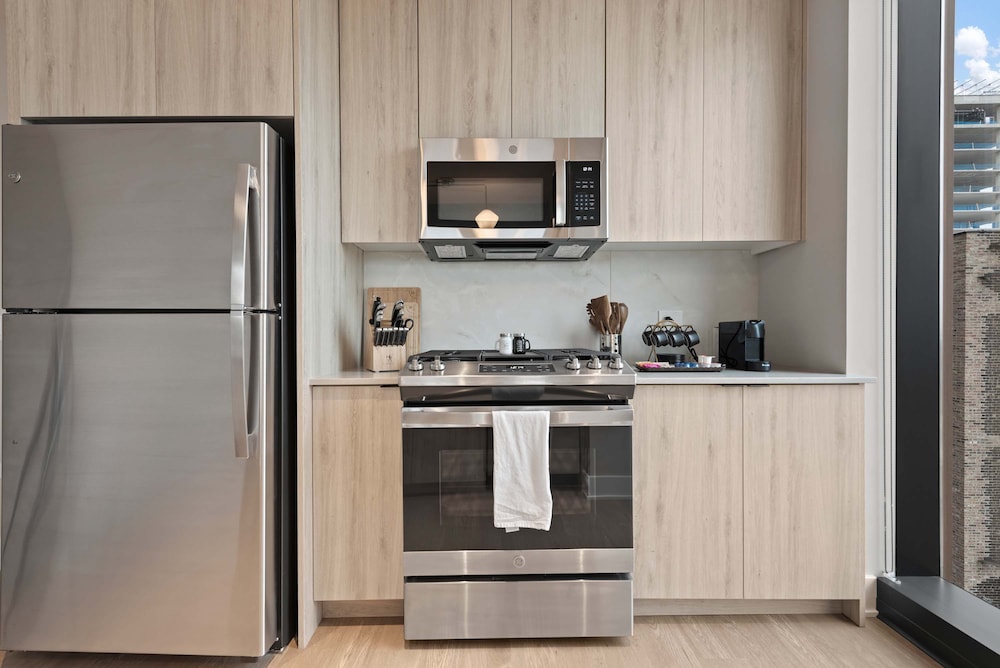 West Loop Duo 2 Stylish 2brs Walk to Dining