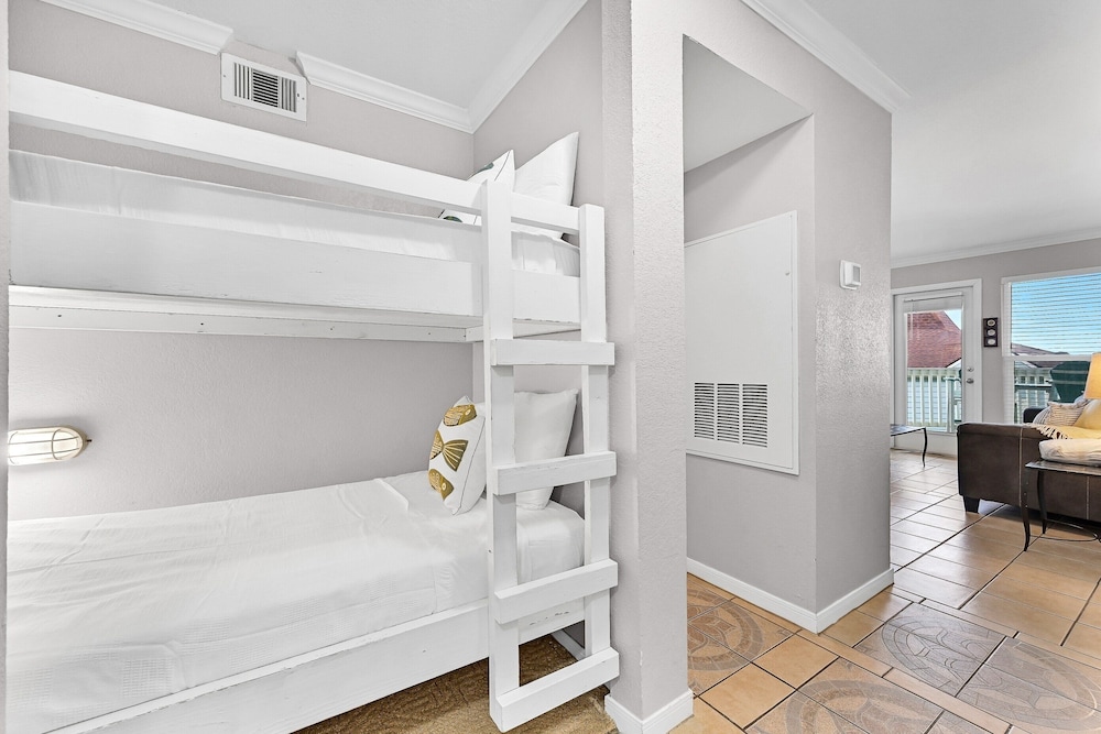 Seascape 2119 1 Bedroom Condo by RedAwning