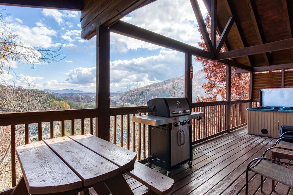 Ern859 - Absolute Paradise - Great Location! Close To All The Action! 2 Bedroom Cabin by RedAwning view 3
