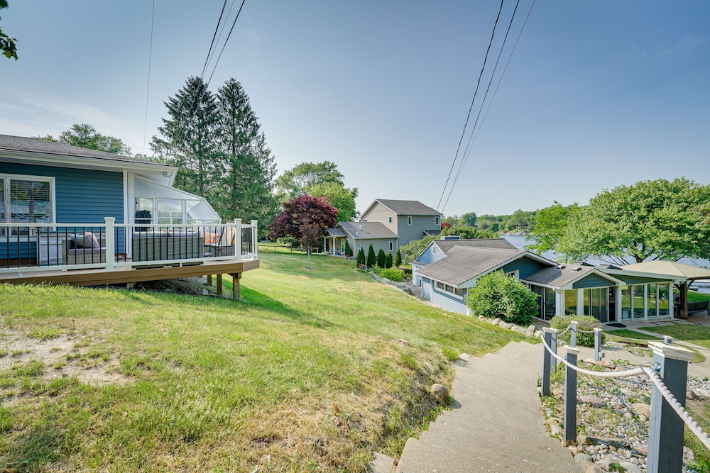 Vintage Susin Lake Cottage w/ Deck & Hot Tub! view 3