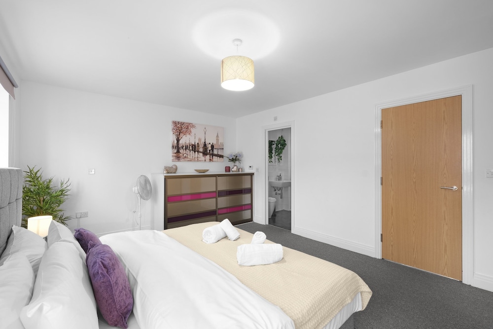Spacious 6 Bedroom House in Denton Way