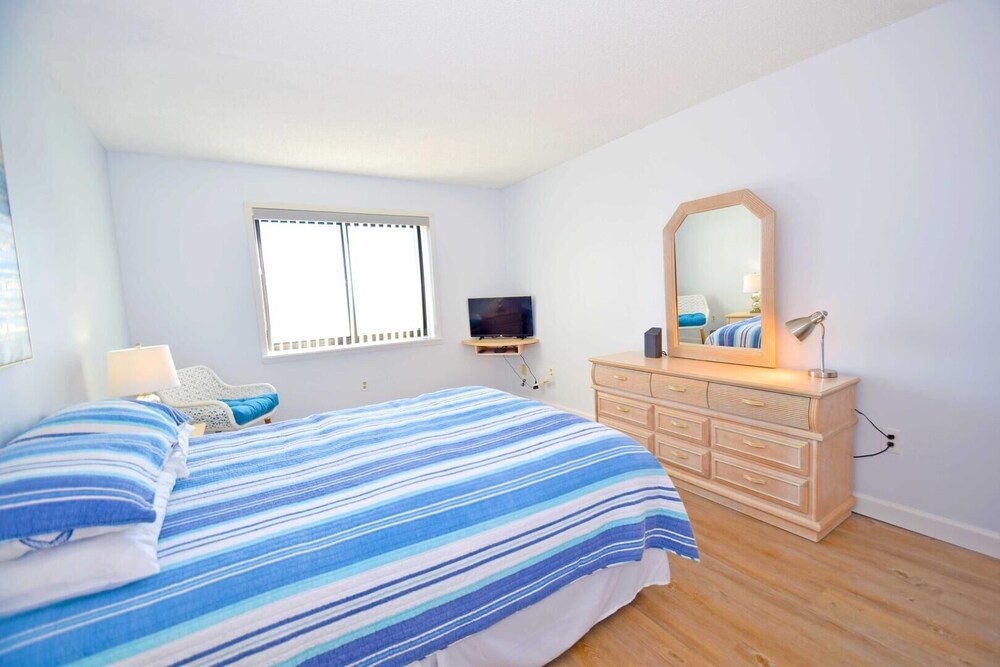 Towers 401 2 Bedroom Condo by RedAwning view 4