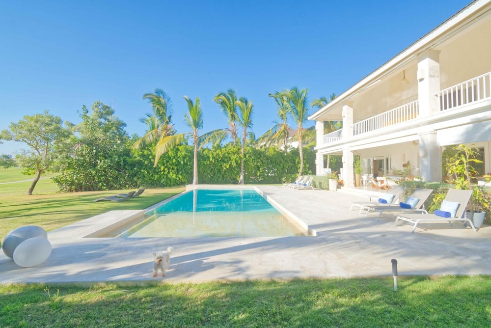 Modern Villa w Golf and Lake View in Beach Resort
