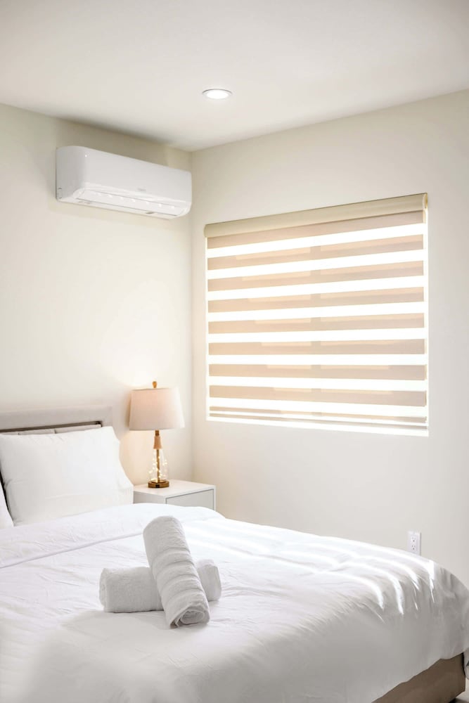 Modern New 3B Home Fully Stocked Cozy Sunlight