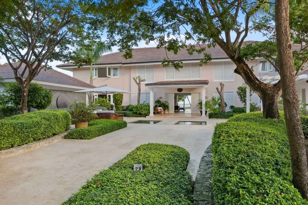Oceanfront Golf Course Estate w Pool Guest House