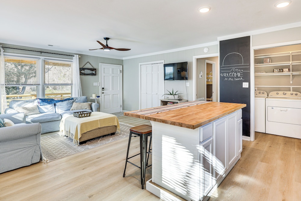 3 Blocks to Beach Access: Coastal Carolina Apt