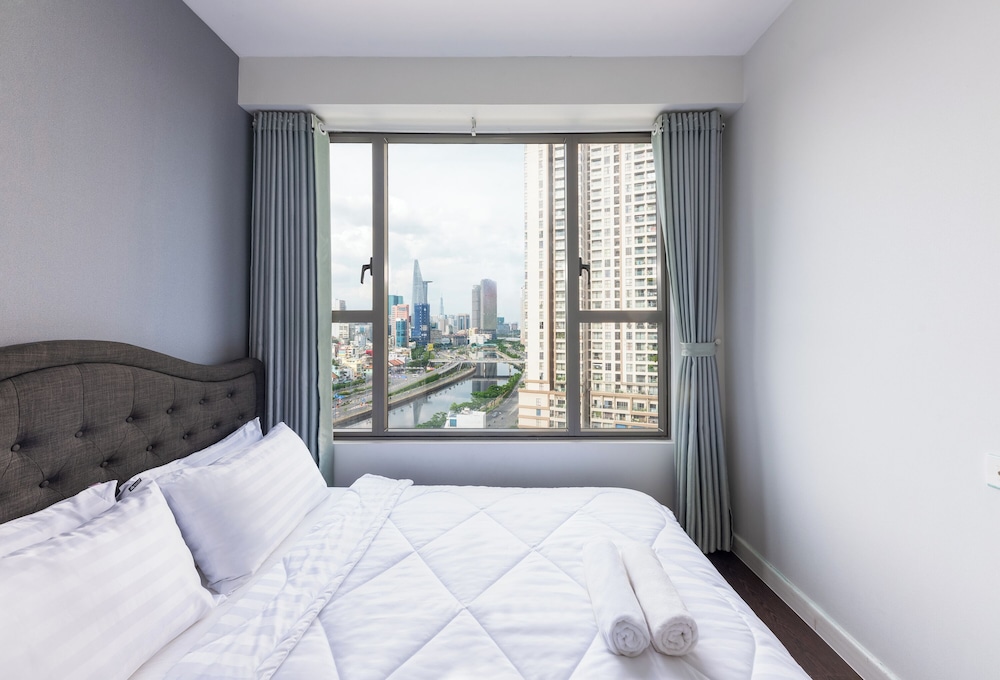 RIVERGATE apartment infinity pool & Gym