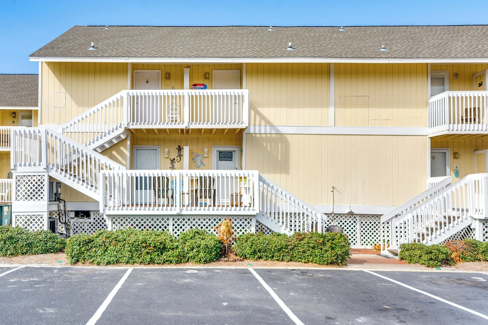 Walk to Beach: Resort Retreat w/ Balcony in Destin