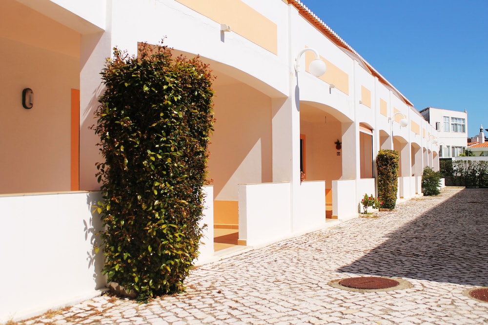 Hotel Oasis Beach Apartments - Image 1